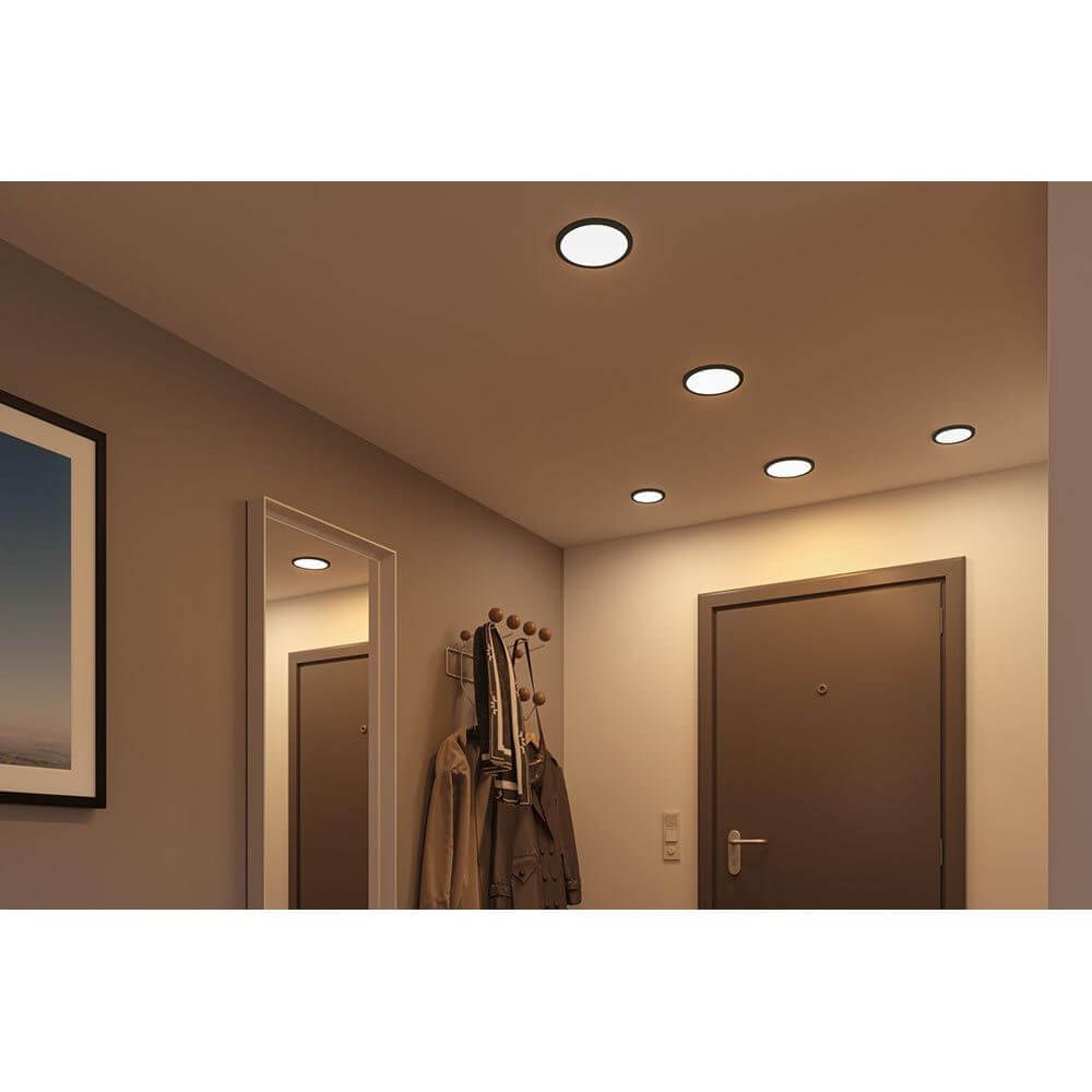 VariFit LED Einbaupanel Areo Rund Schwarz in einem modernen Eingangsbereich mit warmweißer Beleuchtung.