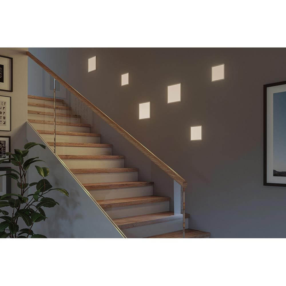 VariFit LED Einbau Deckenpanelmit 3-Stufen-Dimmer Areo Weiß an einer Treppe installiert, erzeugt warmweißes Licht.