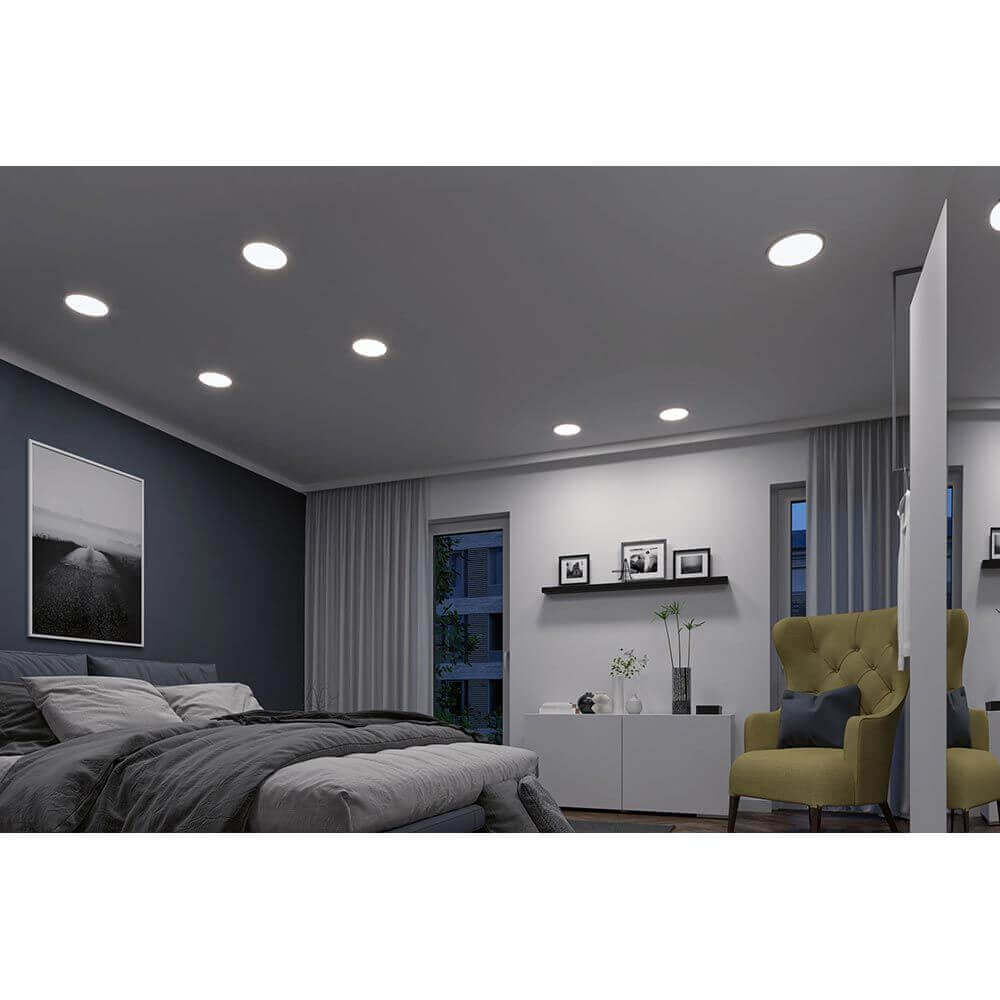 Moderne Schlafzimmerbeleuchtung mit VariFit LED Einbaupanel Areo in chrom matt, blendfreies Licht für Wohlfühlatmosphäre.