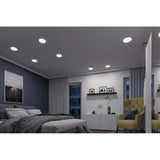 Moderne Schlafzimmerbeleuchtung mit VariFit LED Einbaupanel Areo in chrom matt, blendfreies Licht für Wohlfühlatmosphäre.