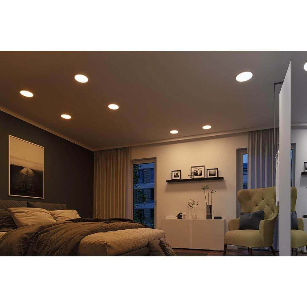 Elegantes Schlafzimmer mit VariFit LED Einbaupanelen in warmem Licht, stilvolle Einrichtung und gemütliche Atmosphäre.