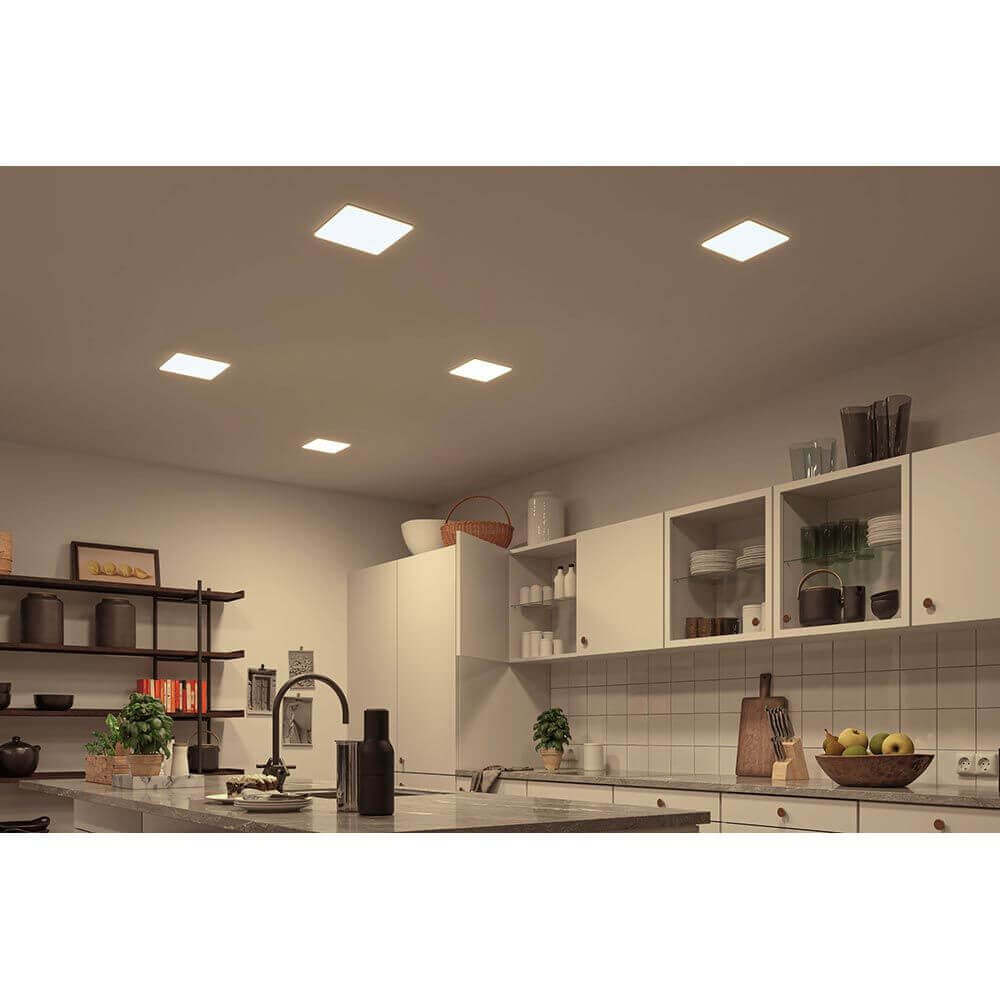 Moderne Küche mit VariFit LED Einbaupanel Veluna in warmweiß, ideal für stimmungsvolle Lichtakzente.