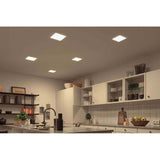 Moderne Küche mit VariFit LED Einbaupanel Veluna in warmweiß, ideal für stimmungsvolle Lichtakzente.