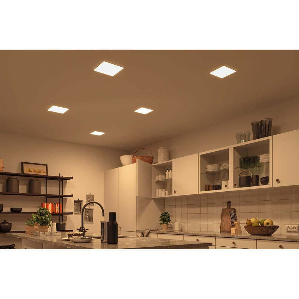 Moderne Küche mit VariFit LED Einbaupanelen Veluna, warmes Licht, randloses Design, ideal für Feuchträume.