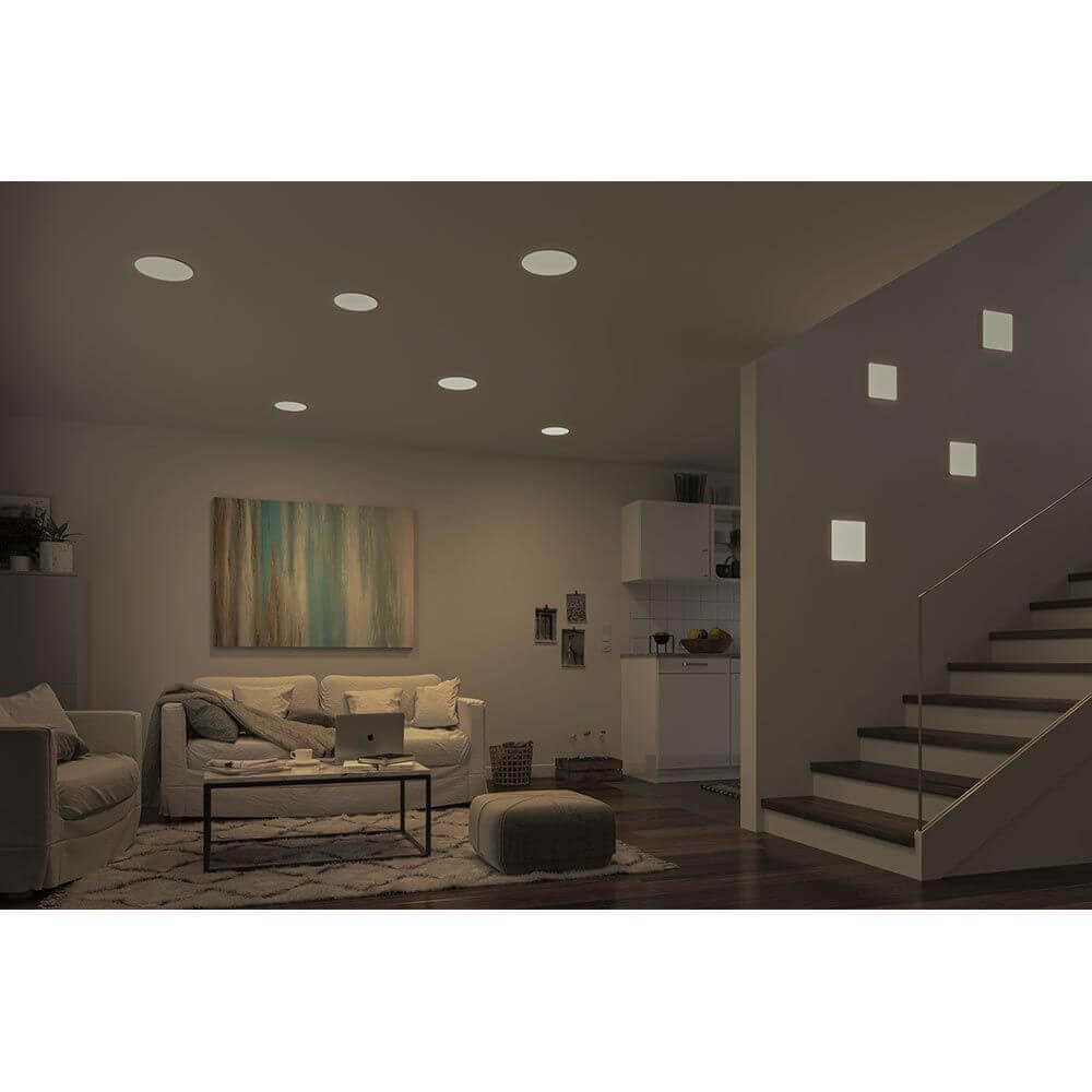 Wohnzimmer mit VariFit LED Einbaupanel Veluna, akzentuiert durch stufenlos dimmbare Beleuchtung.