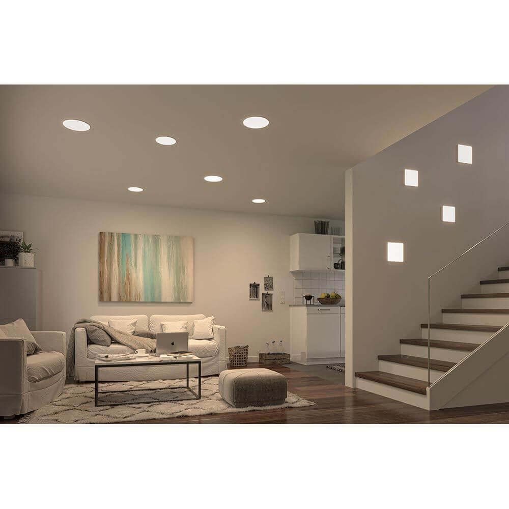 Moderne Wohnung mit VariFit LED Einbaupanel Veluna, stimmungsvolles Licht und elegante Einrichtung.