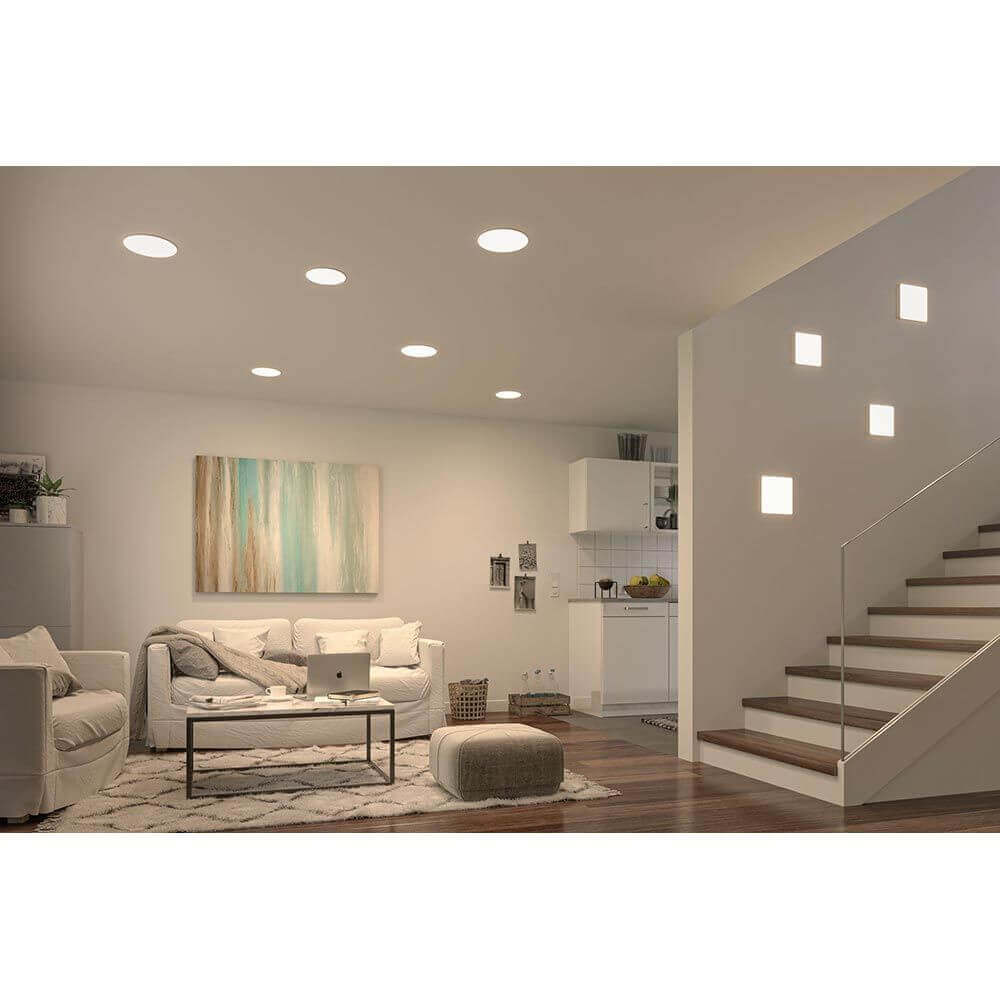 Stimmungsvolles Wohnzimmer mit VariFit LED Einbaupanel und modernen Möbeln, ideal für angenehmes Licht.