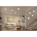Stimmungsvolles Wohnzimmer mit VariFit LED Einbaupanel und modernen Möbeln, ideal für angenehmes Licht.