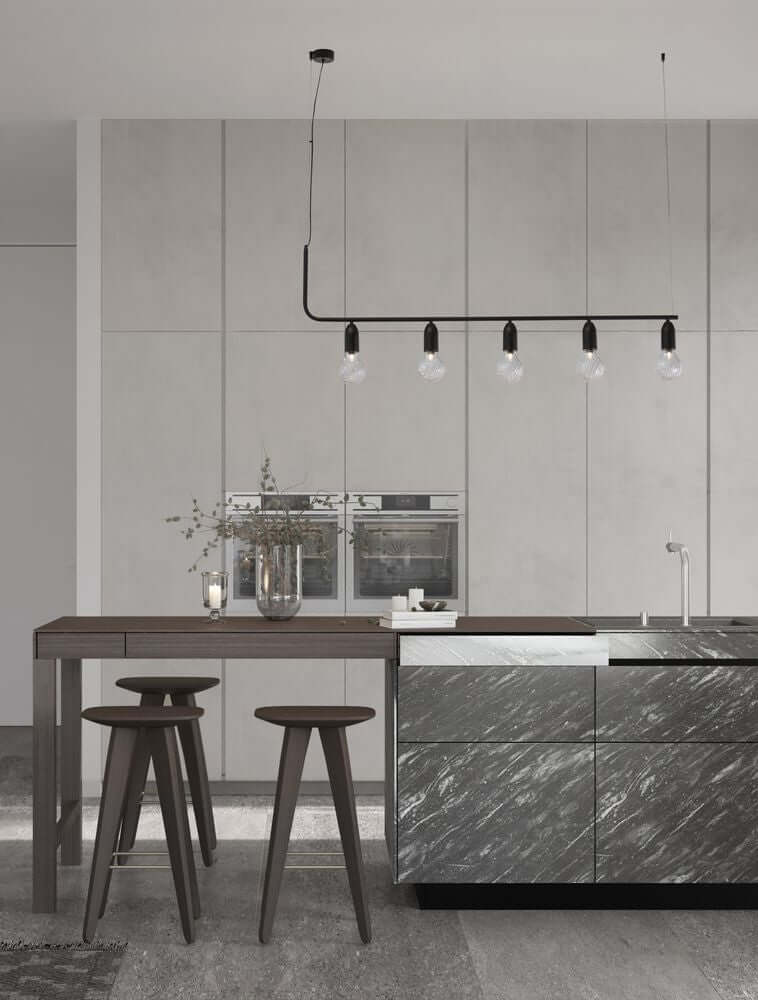 Moderne Küche mit Veda Pendelleuchte, minimalistischem Design und eleganten Möbeln.