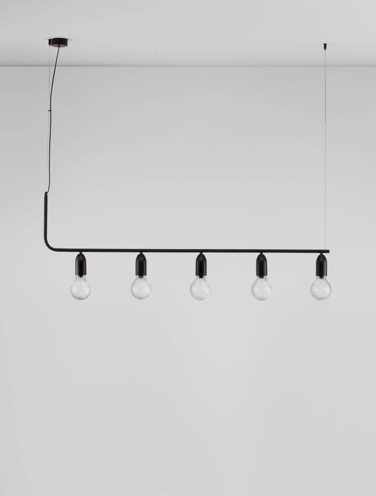 Veda Pendelleuchte 128cm G9, 5-flammig in modernem, geometrischem Design mit schwarzen und klaren Glaskugeln.