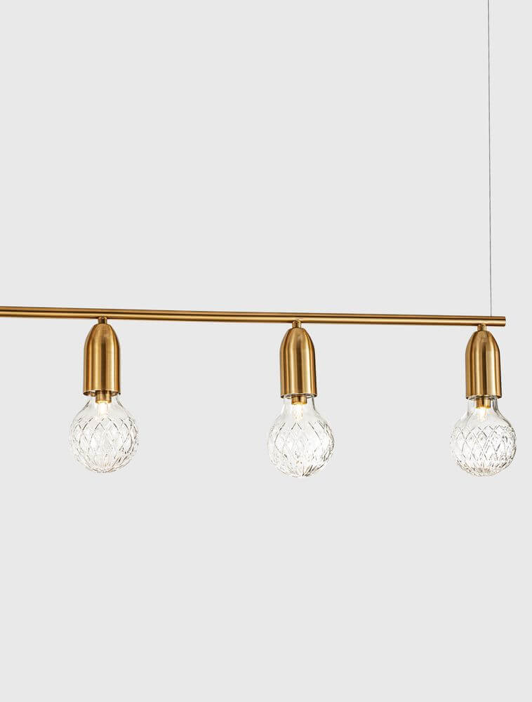 Veda Pendelleuchte 128cm in Gold mit drei klaren Glaskugeln, ideal für modernes Scandi-Design.