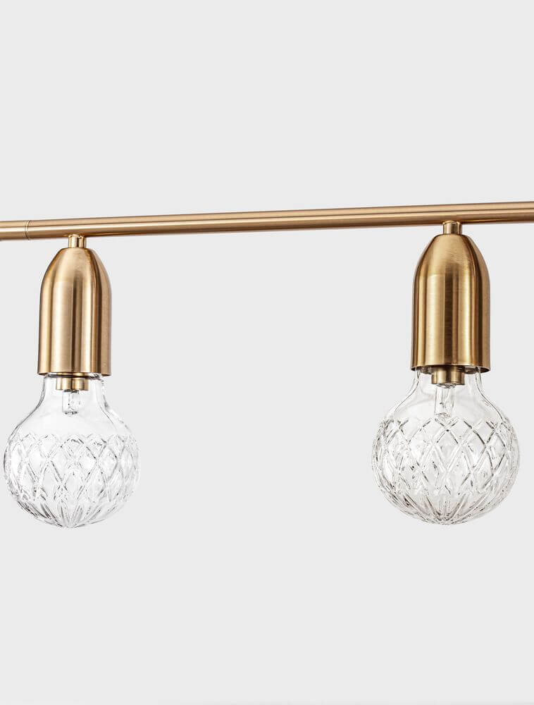 Moderne Pendelleuchte mit zwei transparenten Glaskugeln und goldfarbenem Metallgestell.