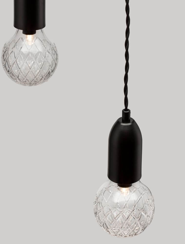 Elegante Veda Pendelleuchte mit Kristall-Glastropfen und schwarzer Fassung, ideal für moderne Räume.