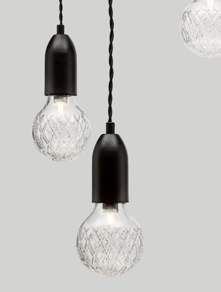 Veda Pendelleuchte G9 mit kristallklarem Glas und schwarzem Metall in elegantem Design.