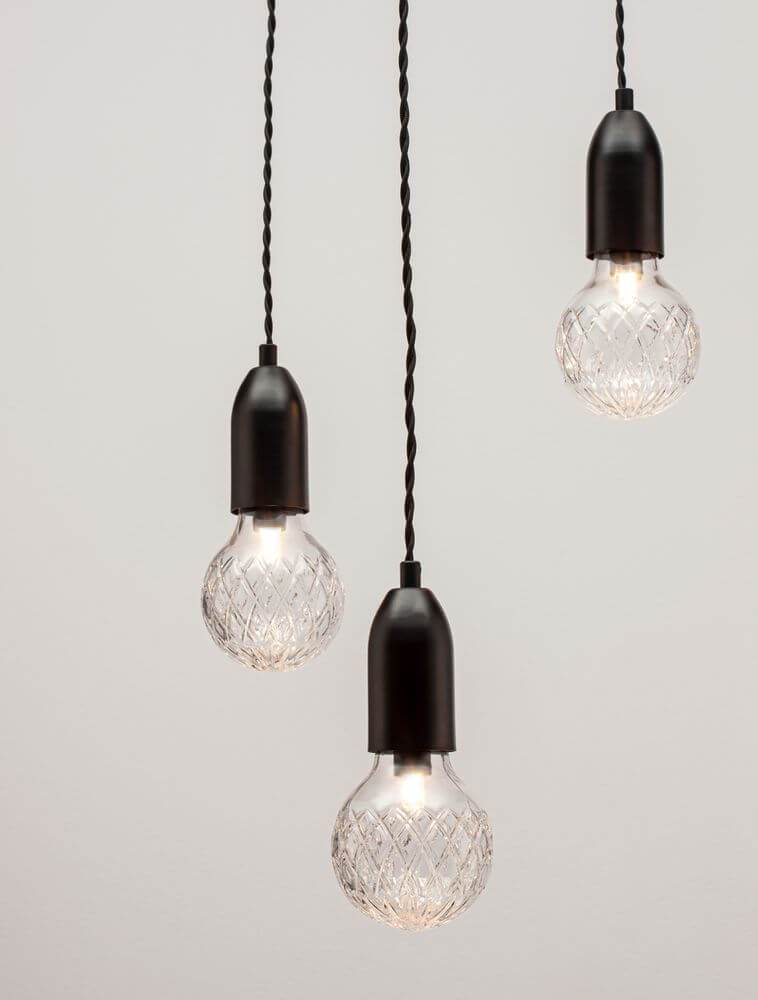 Veda Pendelleuchte G9 in elegantem Design mit drei Glühbirnen aus Glas und Metall, ideal für modernes Wohnen.