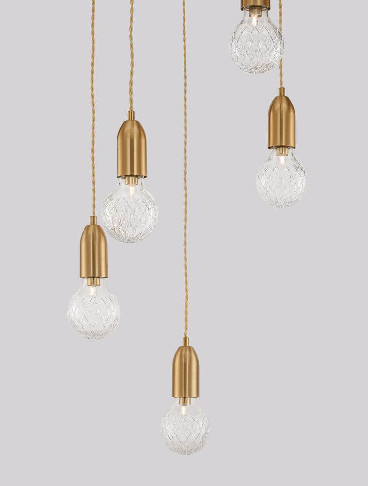 Veda Pendelleuchte G9 mit 5 kugelförmigen Kristallschirmen und eleganten goldenen Halterungen.