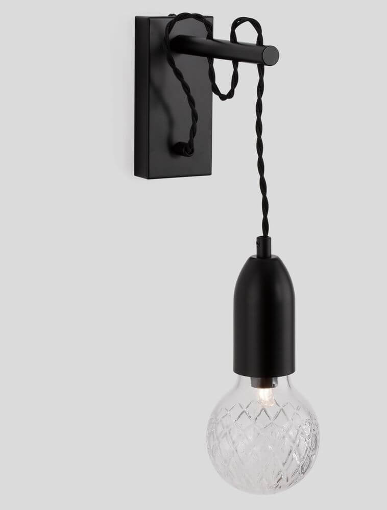 Veda Wandleuchte G9 in modernem Design mit schwarzem Metall und klarer Glaskugel.