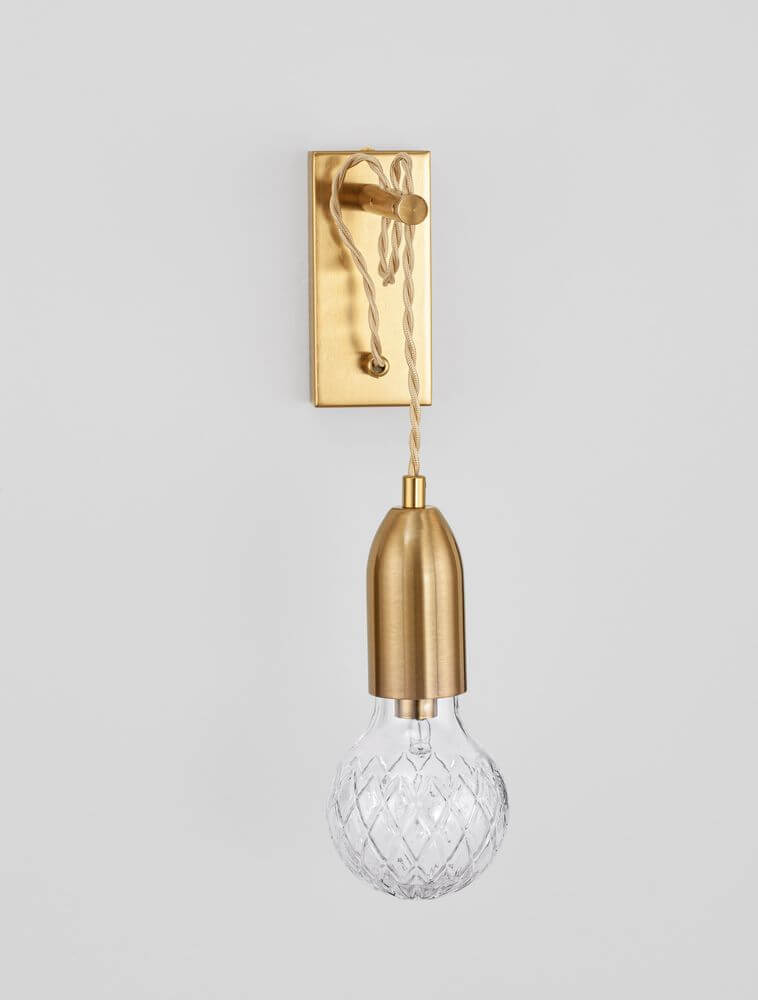 Veda Wandleuchte G9 mit modernem Design, goldener Halterung und gläserner Glühbirne.