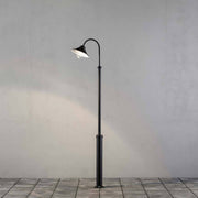Vega LED-lattiavalaisin 700lm, 3000K musta, kirkas lasi vaalealla lattialla.