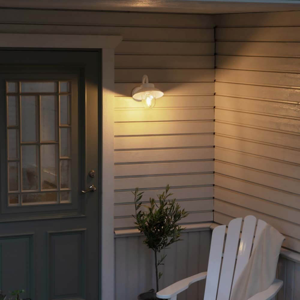 Vega Mini Außen Wandleuchte in Weiß, beleuchtet Eingangsbereich mit stilvollem Design.