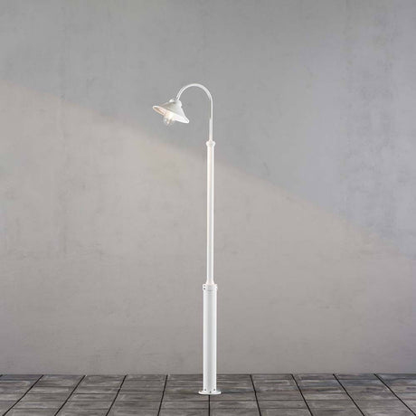 Lampadaire Vega blanc, verre transparent sur un fond élégant avec un sol en bois.