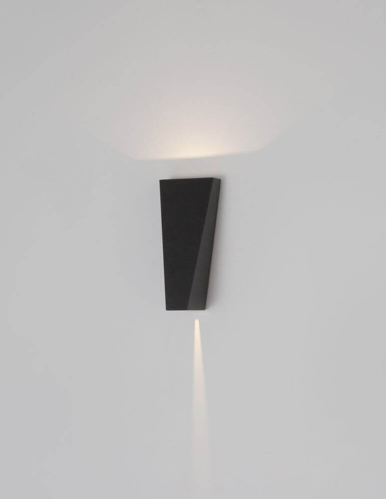 Veiro LED Außenwandleuchte 3000K Anthrazit IP65 an einer Wand montiert, modernes und elegantes Design.