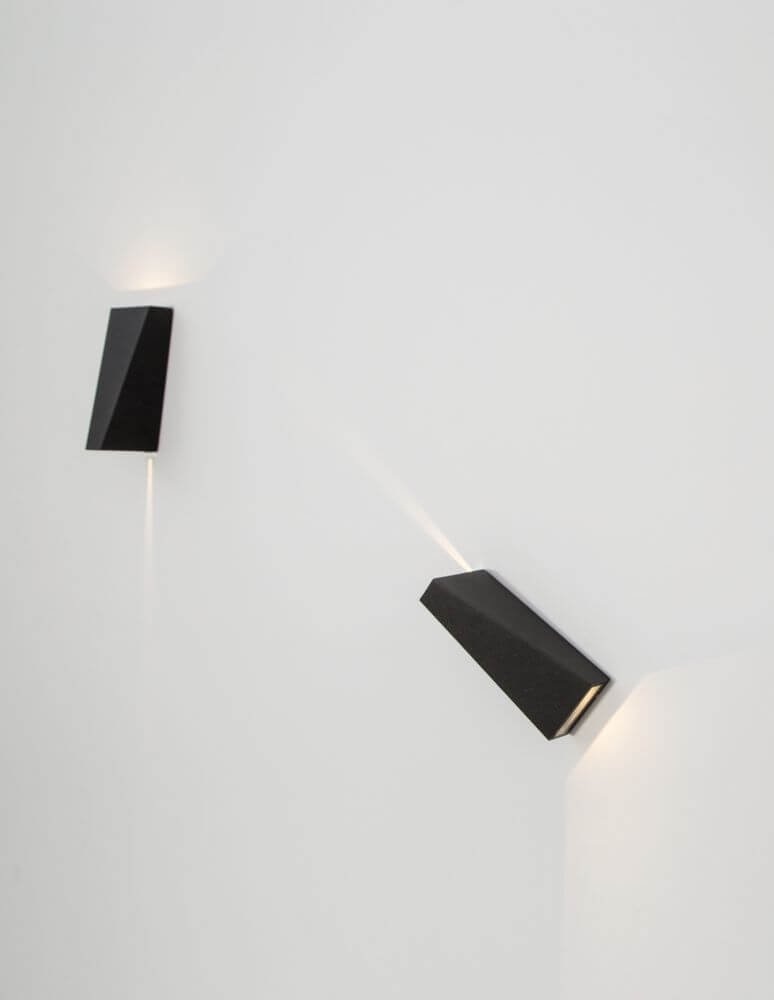 Veiro LED Außenwandleuchte 3000K Anthrazit IP65 an einer weißen Wand montiert, moderne Beleuchtung.