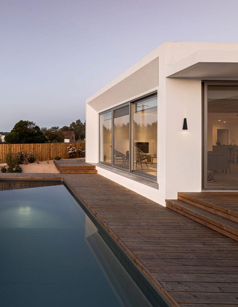 Veiro LED Außenwandleuchte 3000K Anthrazit IP65 an moderner Hausfassade mit Pool und Holzterrasse.