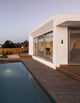 Veiro LED Außenwandleuchte 3000K Anthrazit IP65 an moderner Hausfassade mit Pool und Holzterrasse.