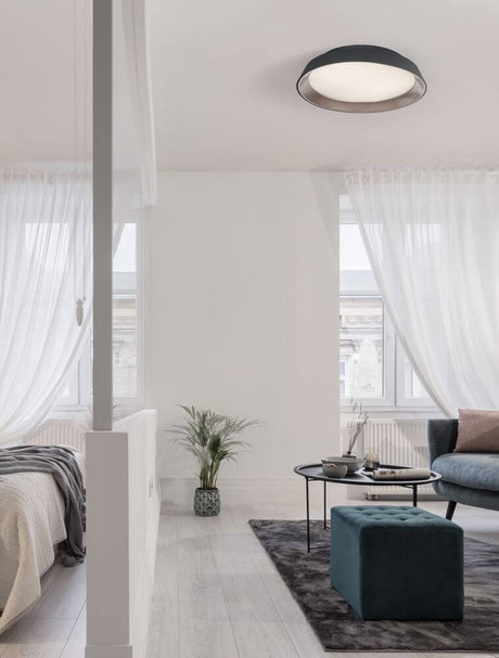 Vela LED Deckenleuchte Ø 45cm 3000K in modernem Wohnraum mit eleganter Atmosphäre.