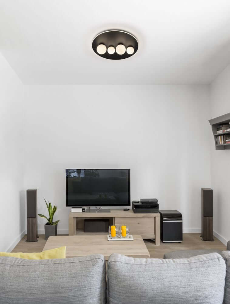 Velna LED Deckenleuchte 4-flammig Ø 62,2cm 3000K Schwarz in modernem Wohnraum mit Fernseher