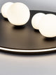 Velna LED Deckenleuchte 4-flammig Ø 62,2cm 3000K Schwarz mit Glaskugeln auf schwarzem Untergrund.