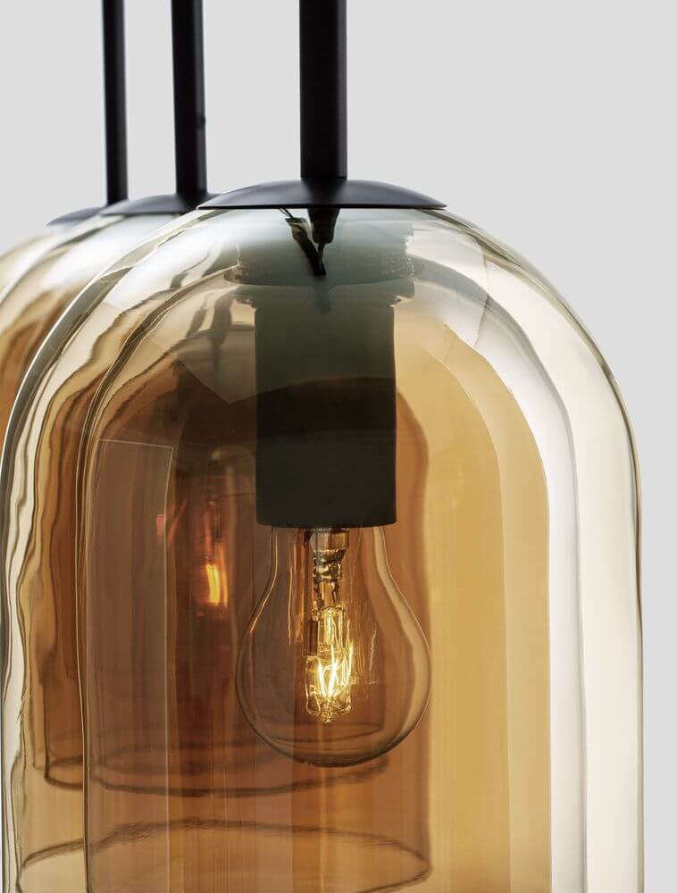 Details der Velor Pendelleuchte mit drei bernsteinfarbenen Glasschirmen und E27 Fassung.