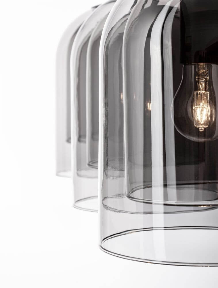 Pendelleuchte mit drei bernsteinfarbenen Glasschirmen und E27-Fassung, modernes Design für stilvolle Beleuchtung.