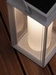 Verhal LED Außenstehleuchte 3000K Solar IP54 mit elegantem Design und warmem Licht in moderner Umgebung.