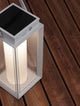 Verhal LED Außenstehleuchte 3000K Solar IP54 auf Holzterrasse, modernes Design mit Sonnenenergie.