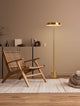 Vetro LED Stehlampe H 136cm Ø 40cm 3000K in modernem Raum mit Holzstuhl und neutralem Farbton.