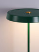 Vetro LED Stehlampe H 136cm Ø 40cm 3000K elegante grüne Stehlampe mit goldenen Akzenten und minimalistischem Design.