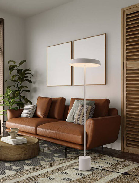 Vetro LED floor lamp H 136cm Ø 40cm 3000K in a modern living room with leather sofa and accents.