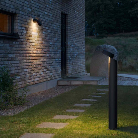 Vicenza LED Wegeleuchte 230lm 3000K Schwarz beleuchtet den Gartenweg bei Nacht.