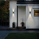 Vidar LED Wandleuchte Silber an einem Haus mit Up- und Downlight in Schwarz und Silber.