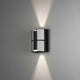 Vidar LED Wandleuchte Silber mit Up- & Downlight in Schwarz/Silber an einer Wand.