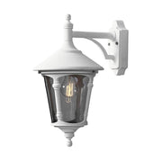 Lampada da parete Virgo bianca, montata su una parete con vetro acrilico fumé e luce chiara.
