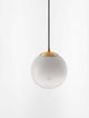 VITA Pendelleuchte in ovaler Form mit goldener Aufhängung und gläsernem Diffusor, elegant und modern.