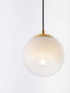 Vita Pendelleuchte E27 in Gold und Weiß, ovales Design mit mundgeblasenem Glas und Diffusor.