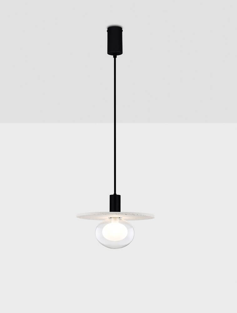 Vrahos Pendelleuchte G9 Ø 29,5cm Beton Beige hängend mit schwarzem Kabel und Glaslicht.