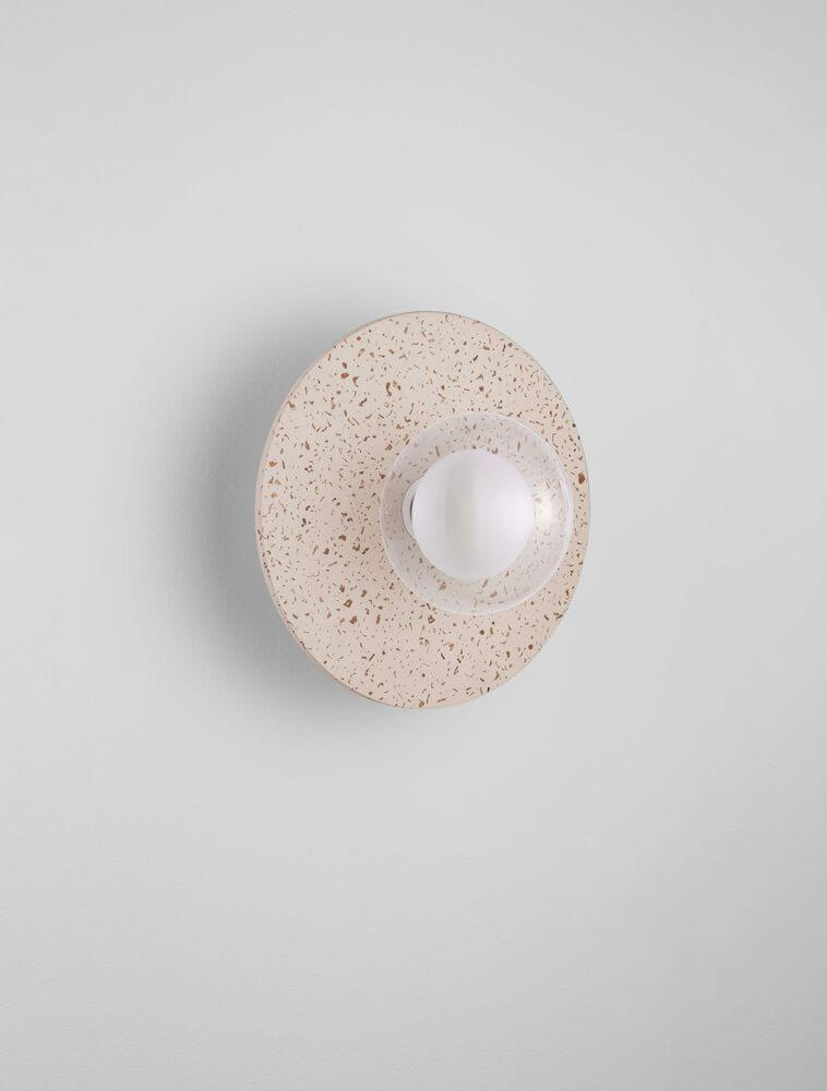 Vrahos Wandleuchte G9 Ø 29,5cm Beton Beige an einer Wand montiert, modernes Design in Beige.
