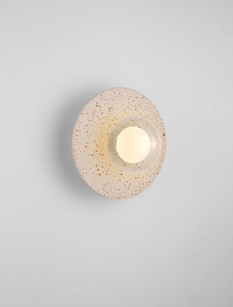 Vrahos Wandleuchte G9 Ø 29,5cm Beton Beige an einer Wand, modernes Design mit warmem Licht.