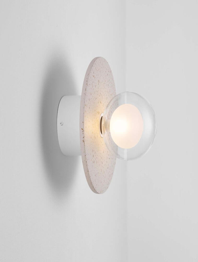 Vrahos Wandleuchte G9 Ø 29,5cm Beton Beige an einer Wand montiert, mit transparentem Leuchtmittel.