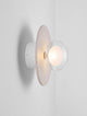Vrahos Wandleuchte G9 Ø 29,5cm Beton Beige an einer Wand montiert, mit transparentem Leuchtmittel.